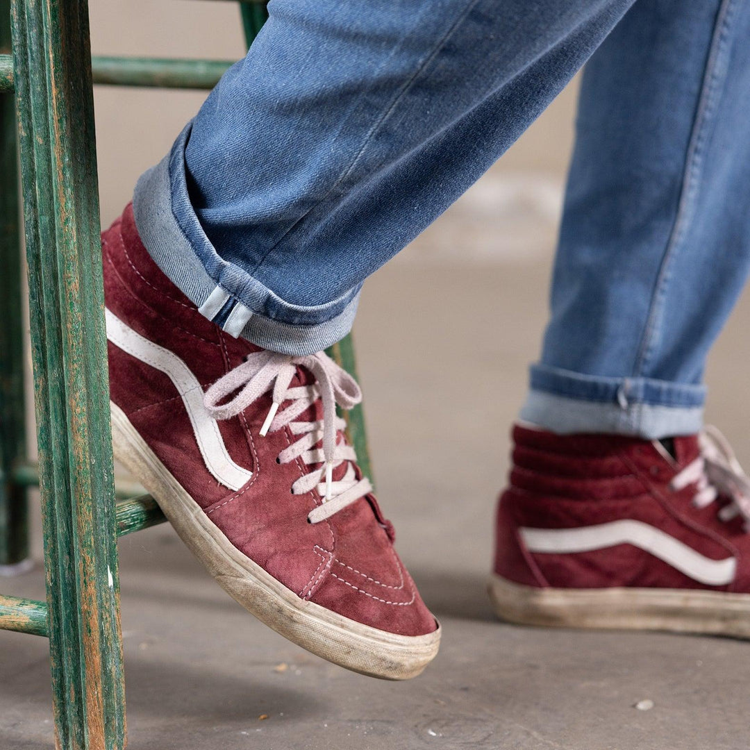 Detail van The Straight jeans van Delft Denim – opgerolde zoom met zichtbaar denimselvedge. Duurzaam en stijlvol, gemaakt van biologisch en gerecycled katoen.