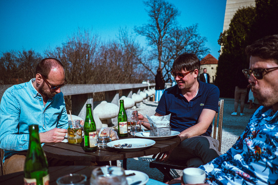 Vrienden op een terras met een biertje - Delft Denim