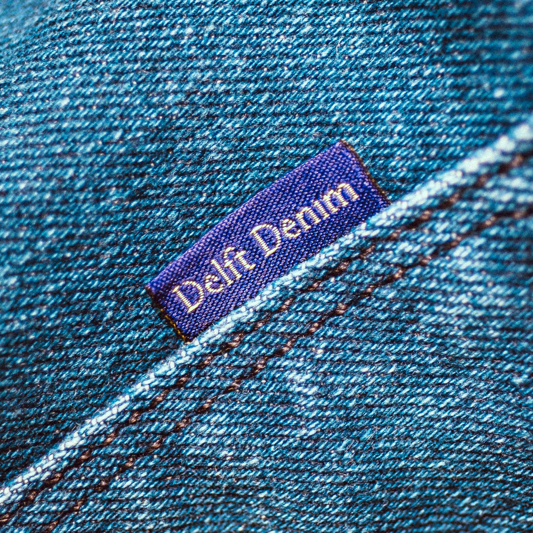 Delft Denim logo op een spijkerbroek - Delft Denim