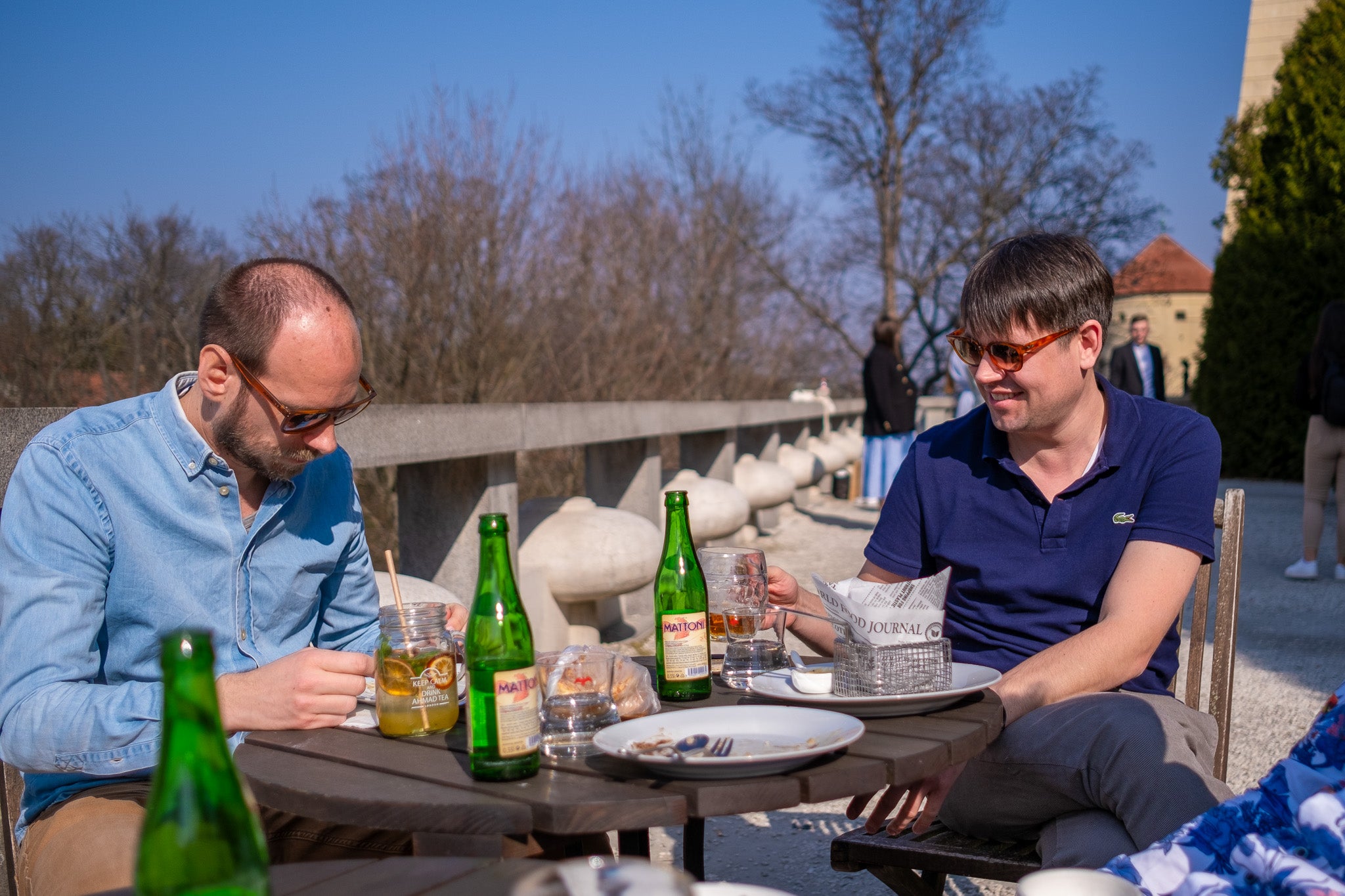 mannen-in-de-zon-op-het-terras - Delft Denim